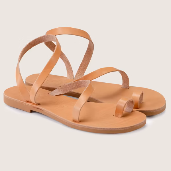 Paire de sandales plates posées à plat- 100% cuir véritable - origine Crète - modèle Heraklion par Photyne