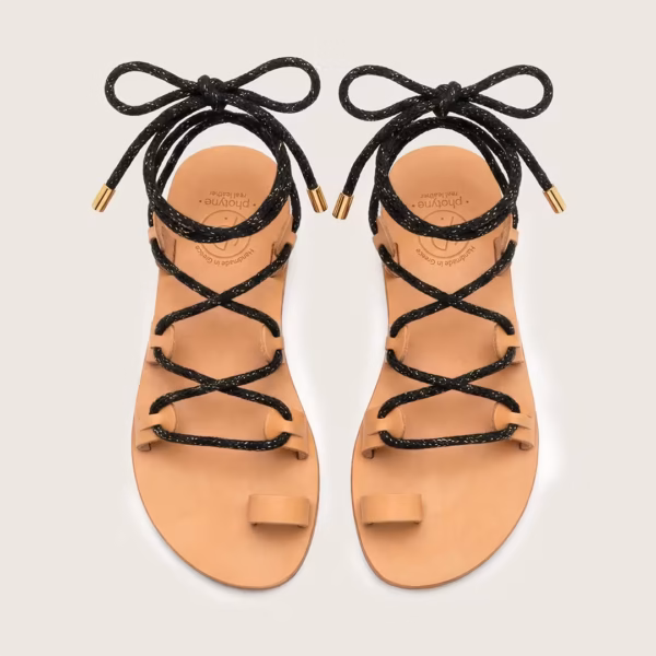Paire de sandales plates en cuir et lacets noirs lurex -style gladiateur - posées à plat - modèle Schini - Photyne