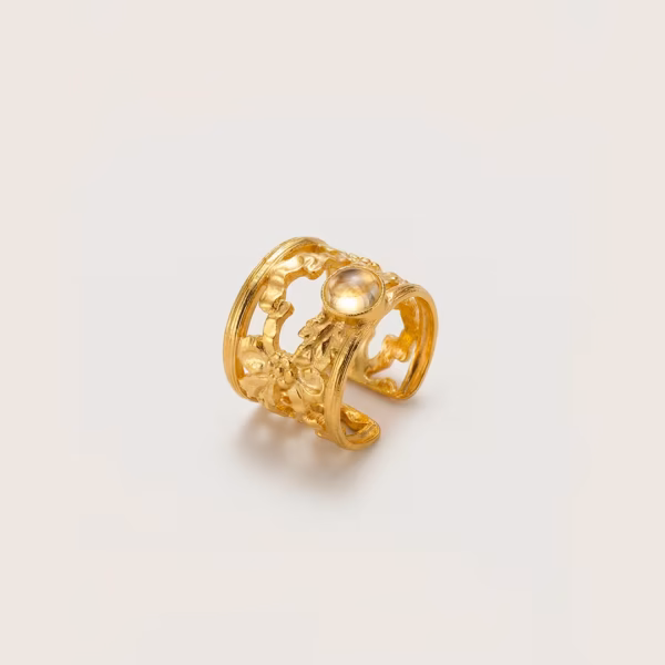 packshot d'une bague or ornée d'une pierre fine Citrine - modèle Uranie -un bijou artisanal Photyne