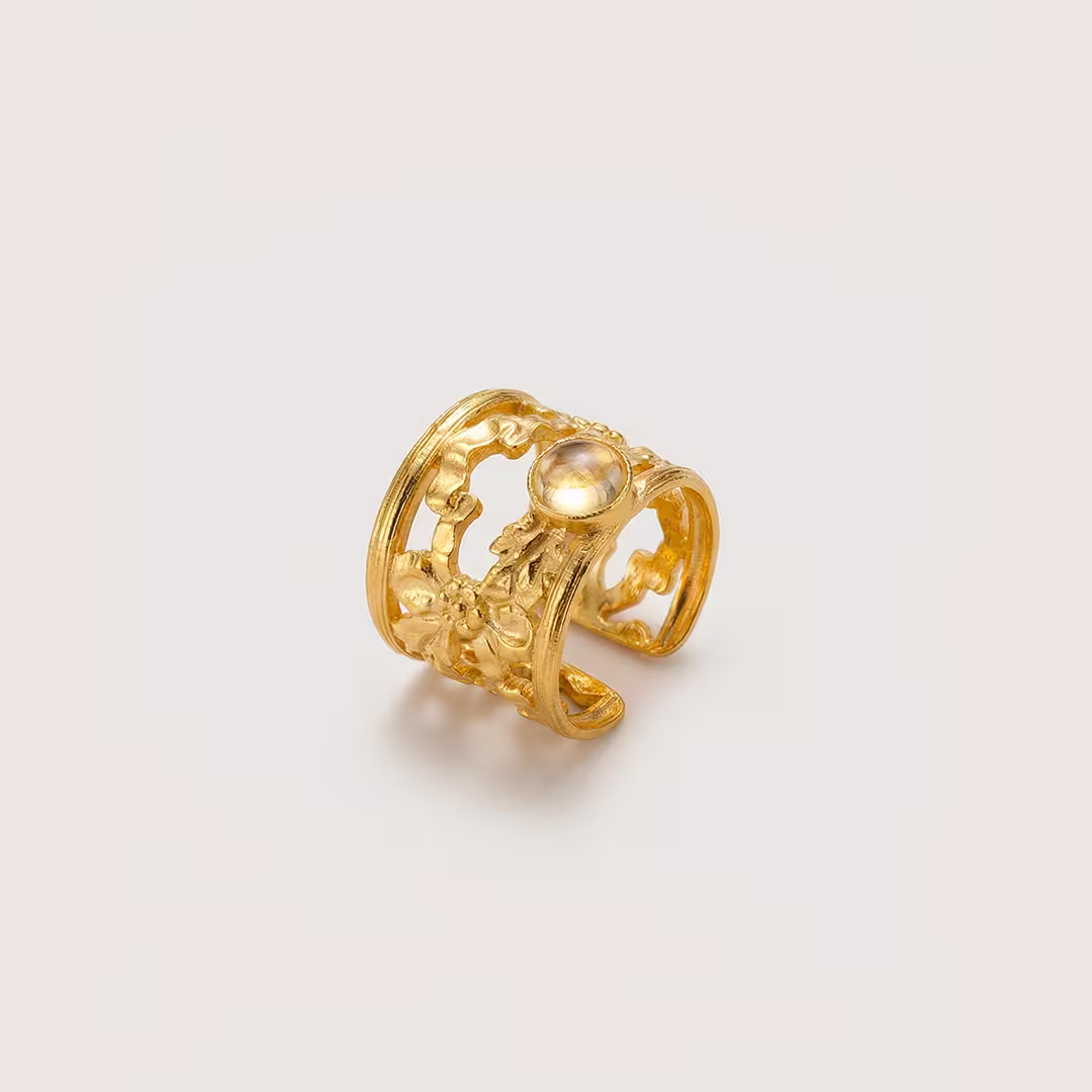 packshot d'une bague or ornée d'une pierre fine Citrine - modèle Uranie -un bijou artisanal Photyne