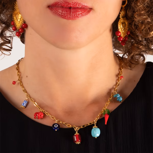 gros plan sur un ras du cou chaine dorée et pendentifs corail et céramique - un bijou artisanal Photyne