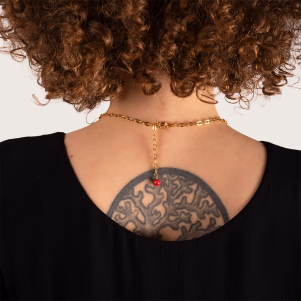 collier chaîne dorée avec pendentif perle rouge vue de dos - modèle Korali par Photyne