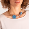 Collier Alkena avec perles bleues, blanches et transparentes porté par une jeune femme - une création Photyne