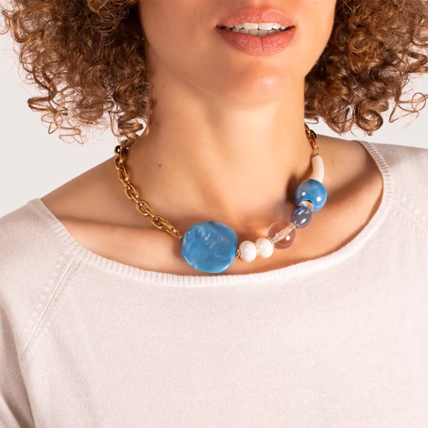 Collier Alkena avec perles bleues, blanches et transparentes porté par une jeune femme - une création Photyne