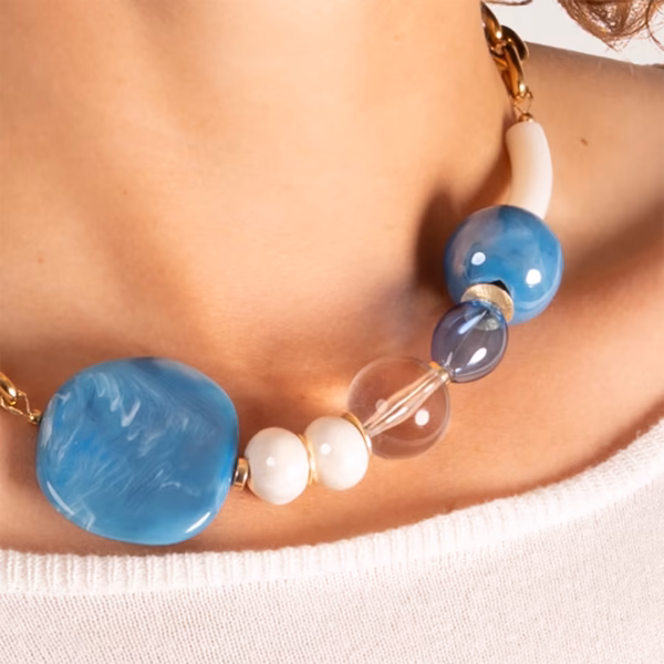 Gros plan sur ras du cou chaine à gros maillons composé de grandes perles bleues et blanches - modèle Alkena - Photyne