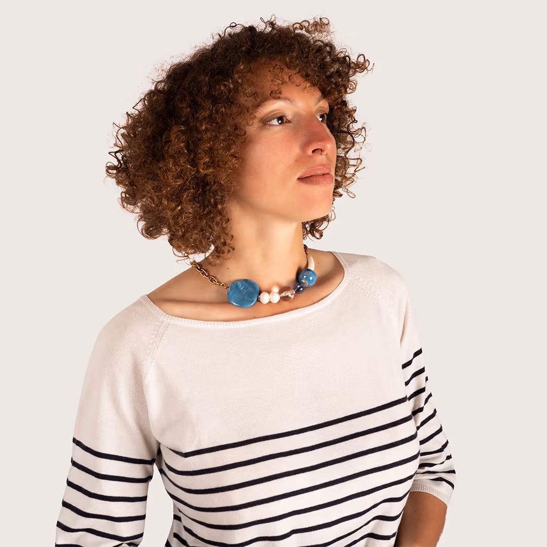 Collier de perles et pierres bleues porté par une femme - modèle Kelana - Photyne
