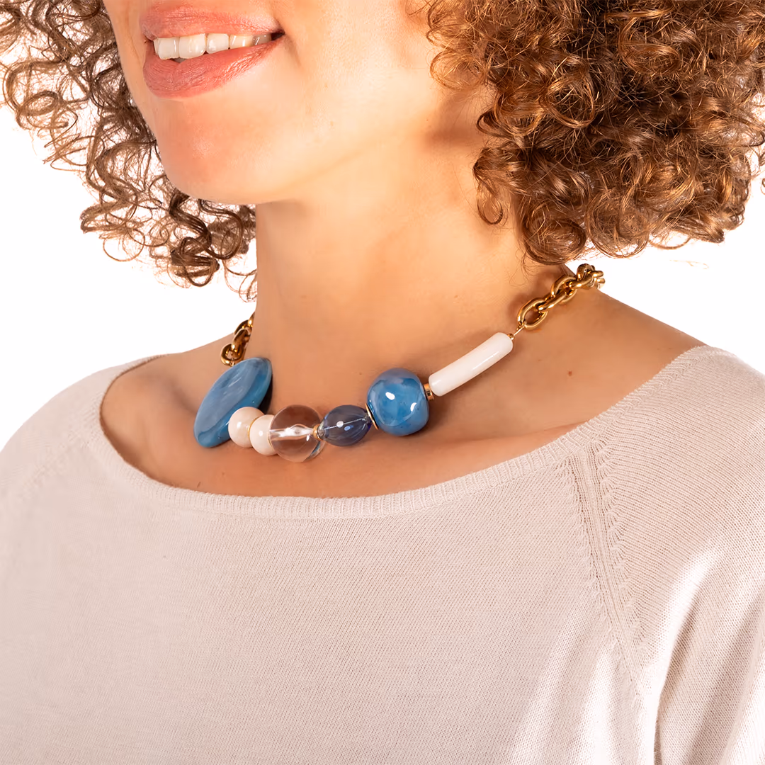 Collier Photyne en perles bleues et blanches porté par une femme - modèle Alkena par Photyne