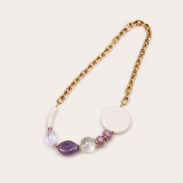 Collier avec perles colorées et chaîne dorée violettes et blanches - modèle Kelana par Photyne