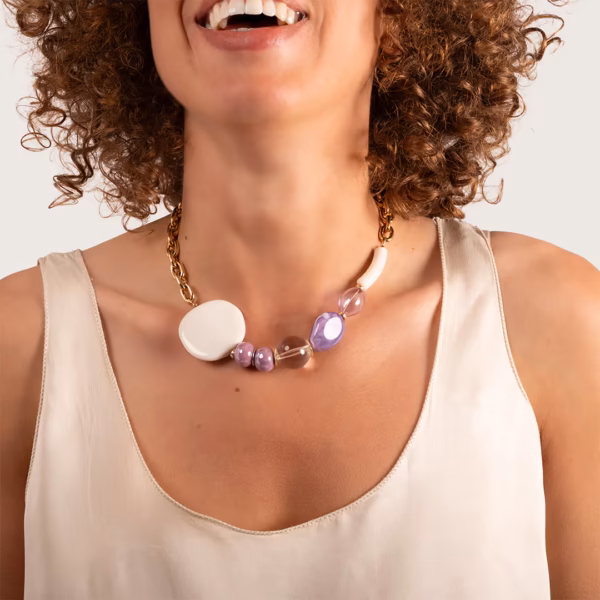 Collier Mediterranéen avec grosses perles blanches et violettes porté par une jeun femme - modèle Kelana - un bijou Photyne