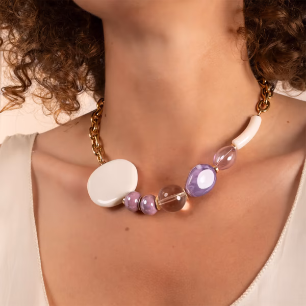 Collier de perles colorées violet et blanc porté par une femme brune- modèle Kelana - un bijou Photyne