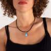 Ras du cou avec pendentif goutte bleu à motifs porté au cou - modèle Leda par Photyne