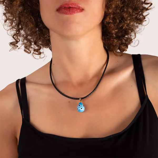 Ras du cou avec pendentif goutte bleu à motifs porté au cou - modèle Leda par Photyne