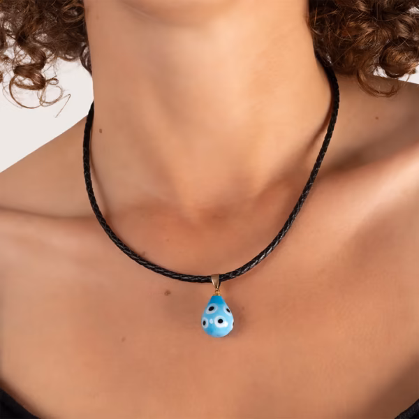 Collier en cuir avec perle bleue porté par une femme - Photyne