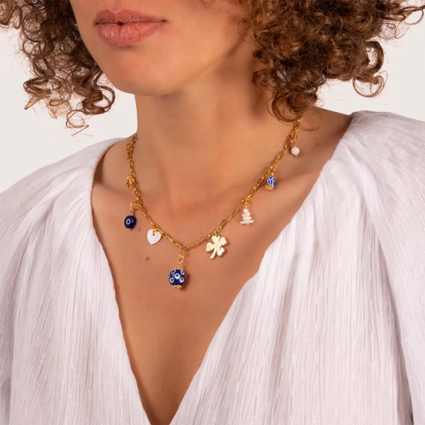 Collier chaîne dorée avec pendentifs colorés porté par une jeune femme - un bijou Photyne