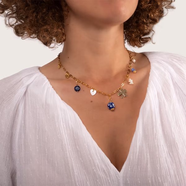 Collier chaine dorée avec pendentifs variés porté par jeune femme - Phoytne