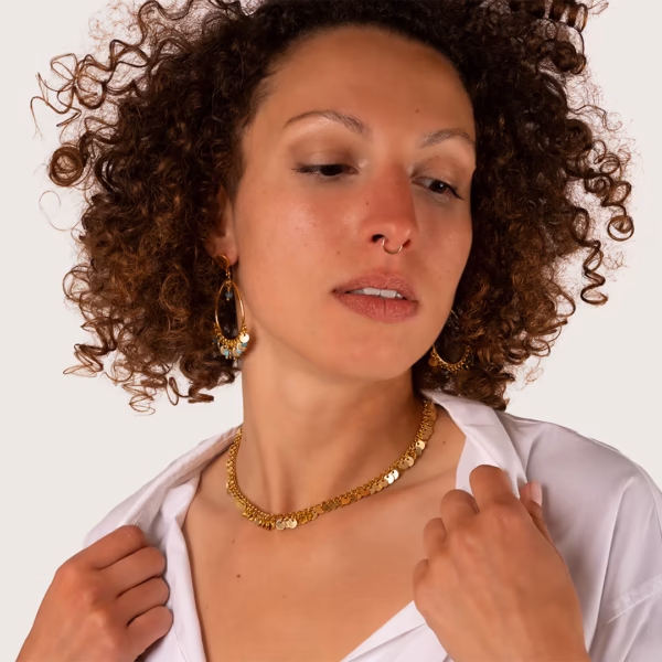 Collier ras du cou doré avec cascade de médaillons dorés - boucles d'oreilles avec pampilles turquoises- Photyne