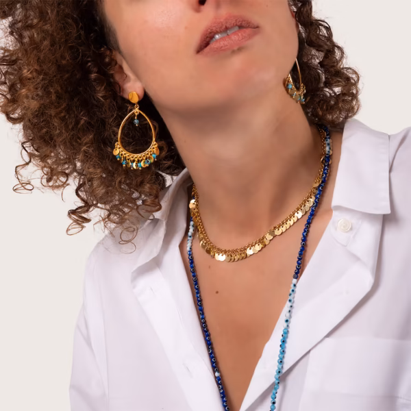 boucles d'oreilles dorées avec pampilles bleu turquoise et collier ras du cou avec ses pastilles rondes dorées - Photyne