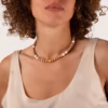 Collier Eleni en perles de bois et de céramique blanche et éléments dorés- un bijou Photyne