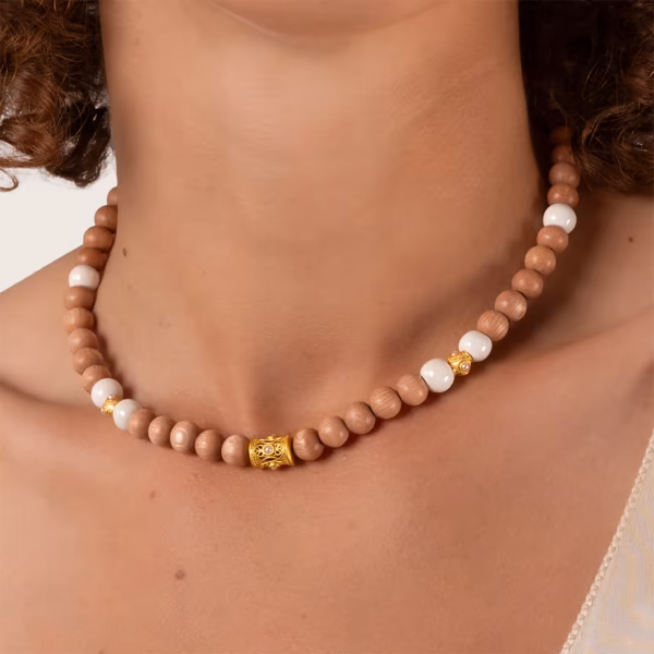 Ras du cou en perles de bois et de céramique blanche et éléments dorés- un bijou Photyne