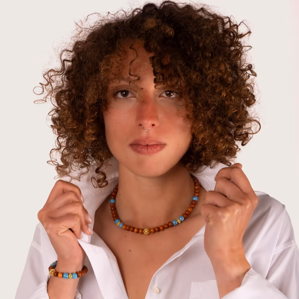 Femme portant un collier en perles de bois de Bayong et céramiques bleues grecques - Modèle Hestia - un bijou Photyne