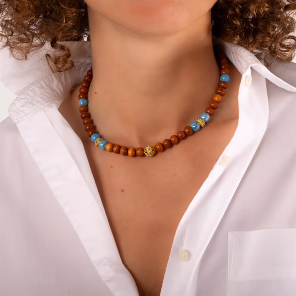 Collier ras du cou en perles de bois de Bayong et céramiques bleues grecques porté sur le cou - Modèle Hestia - Photyne