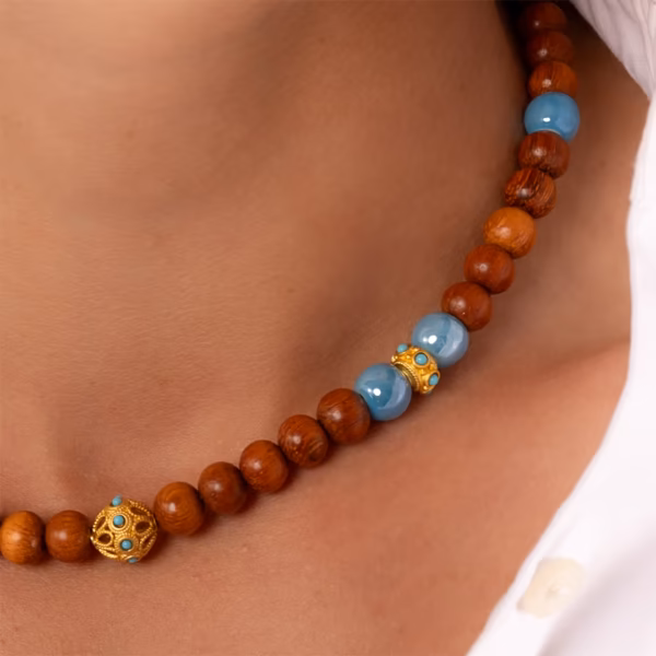 gros plan sur ras du cou en perles de bois de Bayong et céramiques bleues grecques - Modèle Hestia - un bijou Photyne