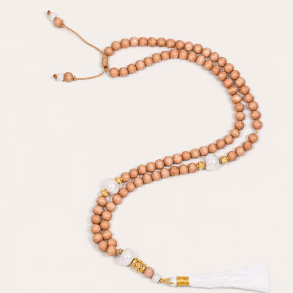Collier long à perles couleur bois naturel avec pampille et pompon blanc - Modèle Chloe par Photyne