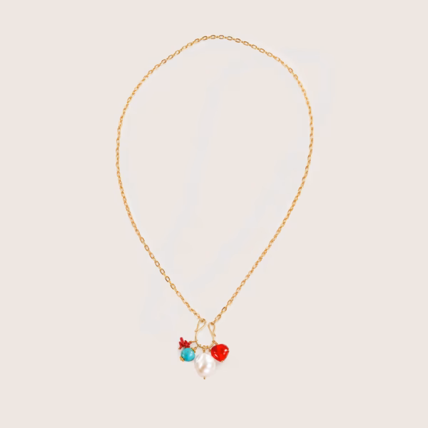 Collier composé d'une chaîne dorée et de pendentifs colorés - packshot du modèle Thyra - bijou artisanal Photyne