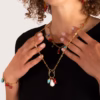Collier en chaîne dorée avec pendentifs colorés porté par une femme - Thyra - Photyne