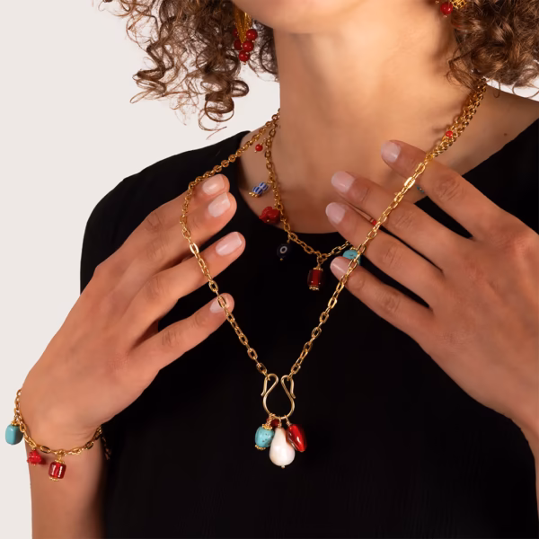 Collier en chaîne dorée avec pendentifs colorés porté par une femme - Thyra - Photyne