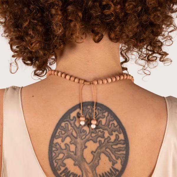 Fermeture vue de dos du collier long à perles couleur bois naturel et céramiques blanches - Modèle Chloe par Photyne