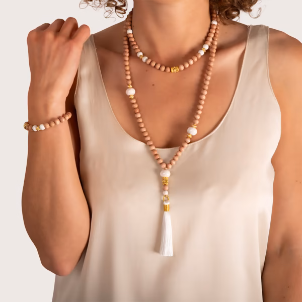 Collier, ras du cou et bracelet à perles en bois clair et perles de ceramique blanches et pompon blanc - Modèle Chloe par Photyne
