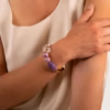 Bracelet grosses perles violettes et transparentes porté au poignet apr une jeune femme - modèle Nefeli - une création Photyne