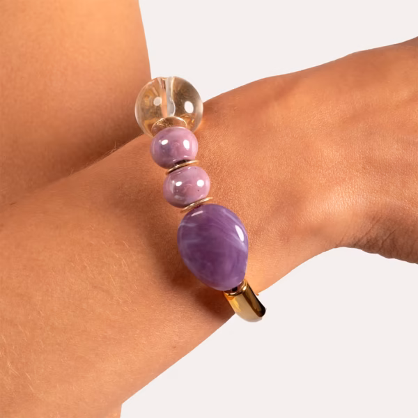 gros plan sur bracelet perles violettes et transparentes porté au poignet - modèle Nefeli - un bijou Photyne