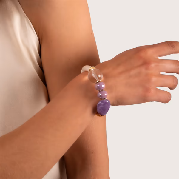 bracelet perles violettes et transparentes porté au poignet - modèle Nefeli - un bijou Photyne