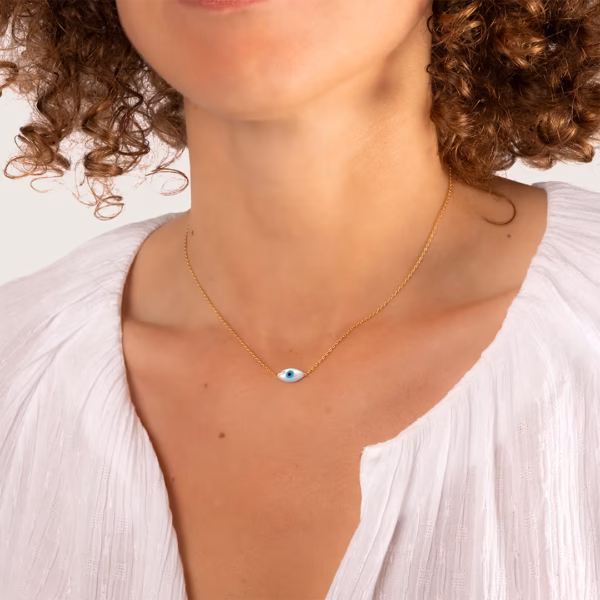 collier Orasi - chaine fine et pendentif oeil bleu sur cou de femme - Photyne