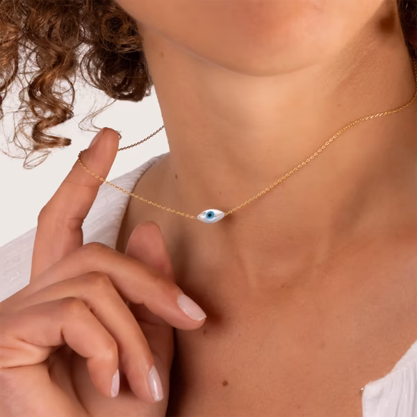 Collier avec pendentif œil bleu porté au cou