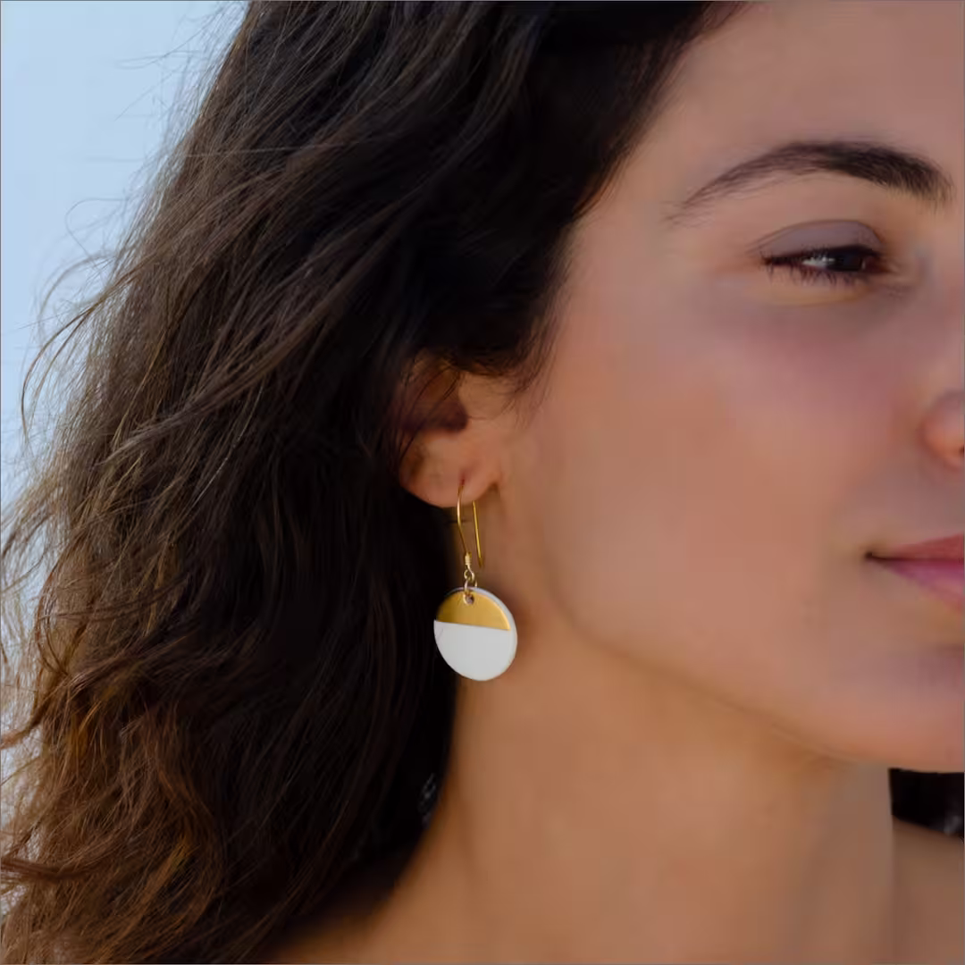Boucles d'oreilles Thalia en porcelaine blanche et or fin - illumine le visage en douceur
