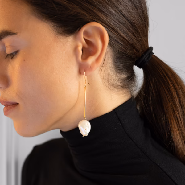 Boucles d’oreilles pendantes Galini avec perles d’eau douce – Image 5