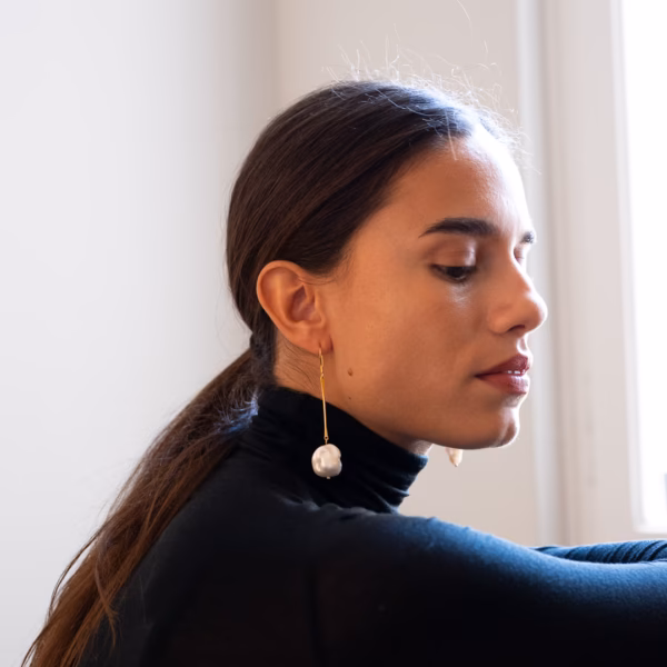 Boucles d’oreilles pendantes Galini avec perles d’eau douce – Image 4