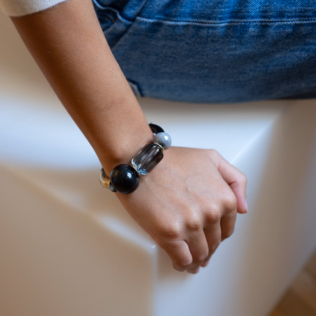 Bracelet Harmonia noir et gris avec perles en céramique grecque – Image 6