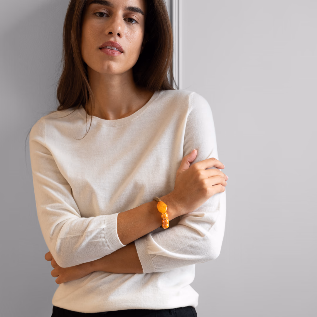 Bracelet Koré orange et marron avec perles en céramique grecque – Image 3