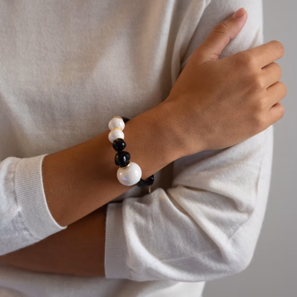 Bracelet Peitho noir et blanc avec perles en céramique grecque – Image 3