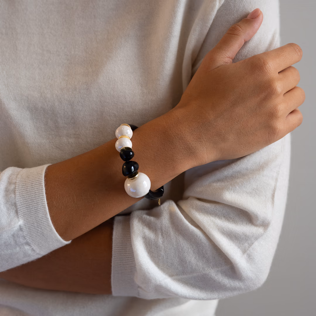 Bracelet Peitho noir et blanc avec perles en céramique grecque – Image 3