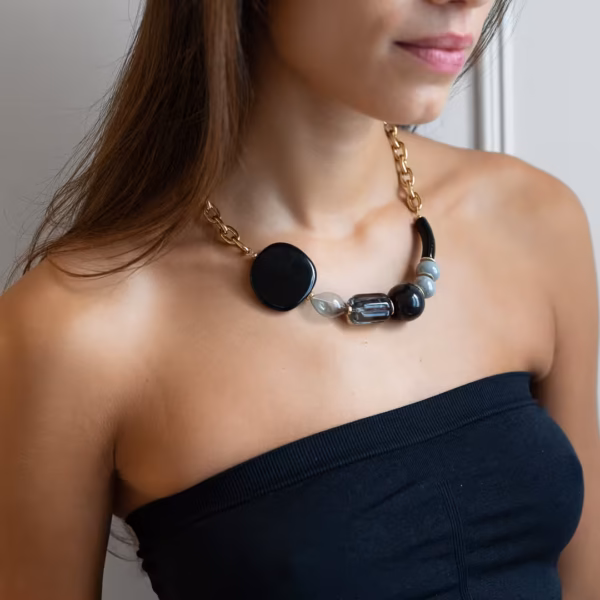 Collier Charis noir et gris avec perles en céramique grecque