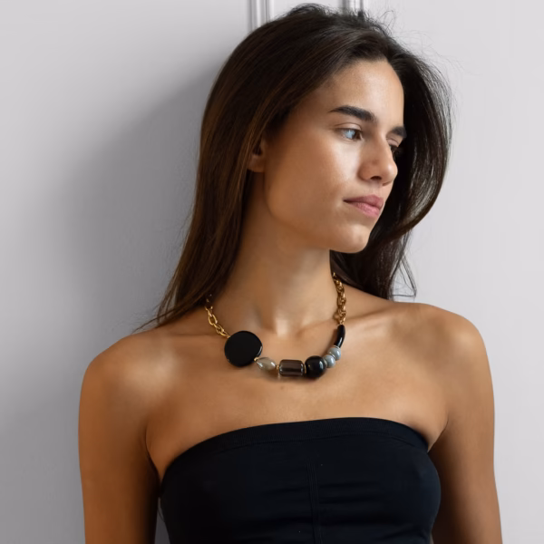 Collier Charis noir et gris avec perles en céramique grecque – Image 3